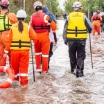 Ilustrasi tim penyelamat menembus jalan yang terendam banjir