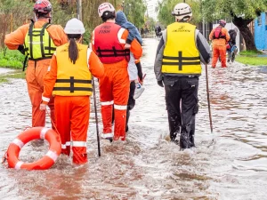 Ilustrasi tim penyelamat menembus jalan yang terendam banjir