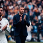 Manajer Manchester United Michael Carrick dan kapten Bruno Fernandes memberi salam kepada suporter seusai pertandingan.