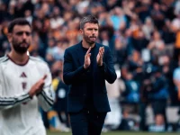 Manajer Manchester United Michael Carrick dan kapten Bruno Fernandes memberi salam kepada suporter seusai pertandingan.