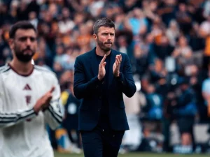 Manajer Manchester United Michael Carrick dan kapten Bruno Fernandes memberi salam kepada suporter seusai pertandingan.