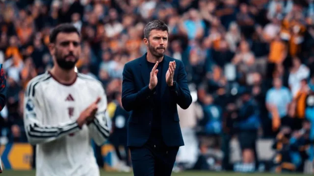 Manajer Manchester United Michael Carrick dan kapten Bruno Fernandes memberi salam kepada suporter seusai pertandingan.
