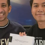Husein Ja'far Al Hadar berpose bersama dua mahasiswa yang menulis skripsi soal dakwahnya.