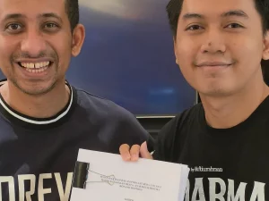 Husein Ja'far Al Hadar berpose bersama dua mahasiswa yang menulis skripsi soal dakwahnya.