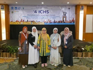 Peserta The 4th International Conference on Health Sciences 2026 berfoto bersama di depan latar acara di Jakarta
