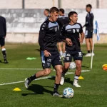 Para pemain menjalani sesi latihan sepak bola