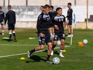 Para pemain menjalani sesi latihan sepak bola