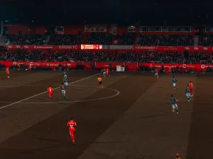Laga sepak bola berlangsung di stadion penuh penonton