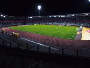 Stadion sepak bola terang benderang saat malam hari
