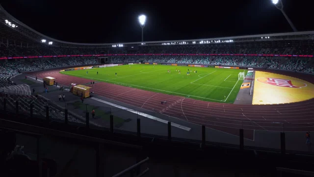 Stadion sepak bola terang benderang saat malam hari