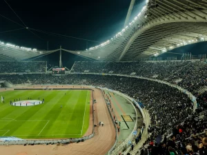 Stadion sepak bola penuh penonton saat malam hari