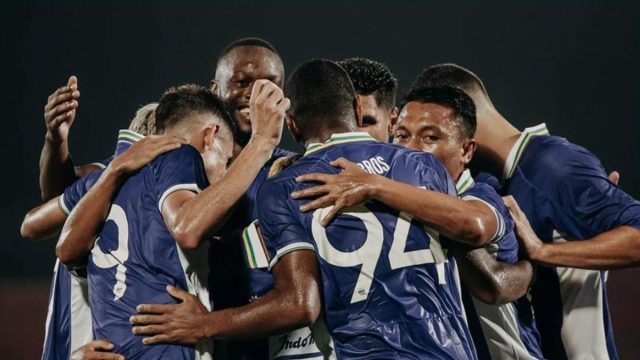 Para pemain Persib Bandung merayakan gol dalam laga pramusim Dewata Challenge Series.