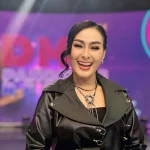 Iis Dahlia di panggung acara musik