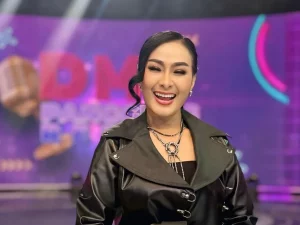 Iis Dahlia di panggung acara musik