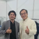 Iko Uwais berfoto bersama Jackie Chan sambil mengacungkan jempol di ruang ganti