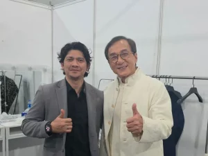 Iko Uwais berfoto bersama Jackie Chan sambil mengacungkan jempol di ruang ganti