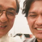 Iko Uwais tersenyum berswafoto layar saat panggilan video bersama Jackie Chan