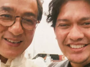 Iko Uwais tersenyum berswafoto layar saat panggilan video bersama Jackie Chan