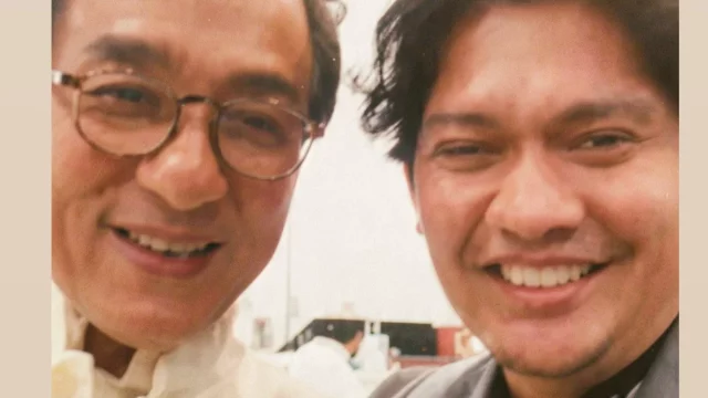 Iko Uwais tersenyum berswafoto layar saat panggilan video bersama Jackie Chan