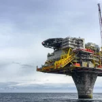 Anjungan pengeboran lepas pantai di tengah laut