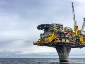 Anjungan pengeboran lepas pantai di tengah laut