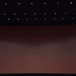 Ruang bioskop dengan deretan kursi merah