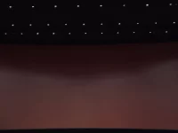 Ruang bioskop dengan deretan kursi merah