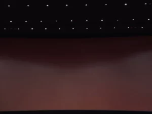 Ruang bioskop dengan deretan kursi merah