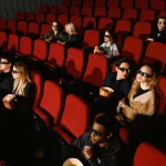 Penonton mengenakan kacamata tiga dimensi di bioskop