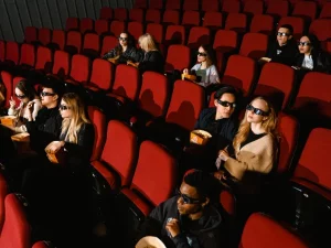Penonton mengenakan kacamata tiga dimensi di bioskop