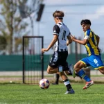 Dua pemain berduel di lapangan