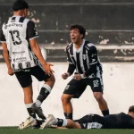 Dua pemain berduel memperebutkan bola