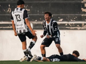 Dua pemain berduel memperebutkan bola