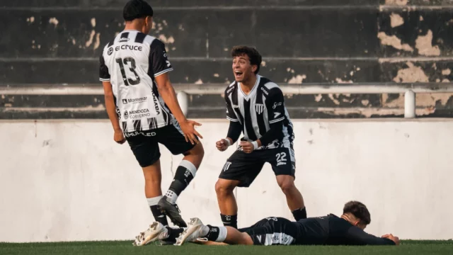 Dua pemain berduel memperebutkan bola