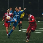 Dua pemain berduel memperebutkan bola