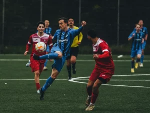 Dua pemain berduel memperebutkan bola