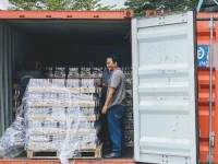 Ilustrasi pekerja memuat barang ekspor ke dalam peti kemas