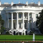 Gedung Putih di Washington DC dilihat dari sisi depan dengan halaman dan air mancur