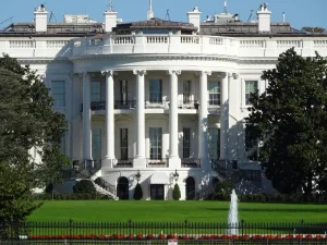 Gedung Putih di Washington DC dilihat dari sisi depan dengan halaman dan air mancur