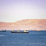 Kapal kargo melintasi jalur pelayaran