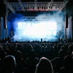 Penonton memadati konser musik terbuka pada malam hari
