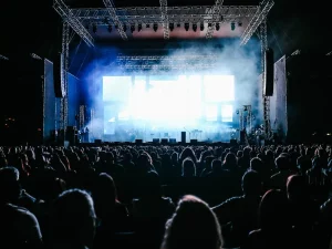 Penonton memadati konser musik terbuka pada malam hari