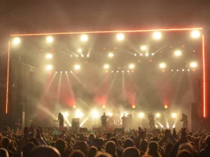 Band tampil di atas panggung dengan efek tata cahaya