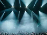 Kerumunan penonton menikmati konser dengan tata cahaya