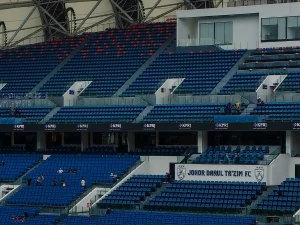 Deretan kursi tunggal di tribun stadion