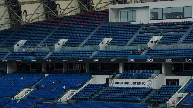 Deretan kursi tunggal di tribun stadion