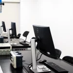 Ruang laboratorium elektronika berisi komputer, monitor, dan perangkat teknis