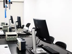 Ruang laboratorium elektronika berisi komputer, monitor, dan perangkat teknis