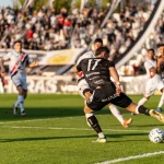 Para pemain berebut bola dalam sebuah pertandingan