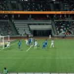 Kemelut di depan gawang pada sebuah pertandingan sepak bola di stadion